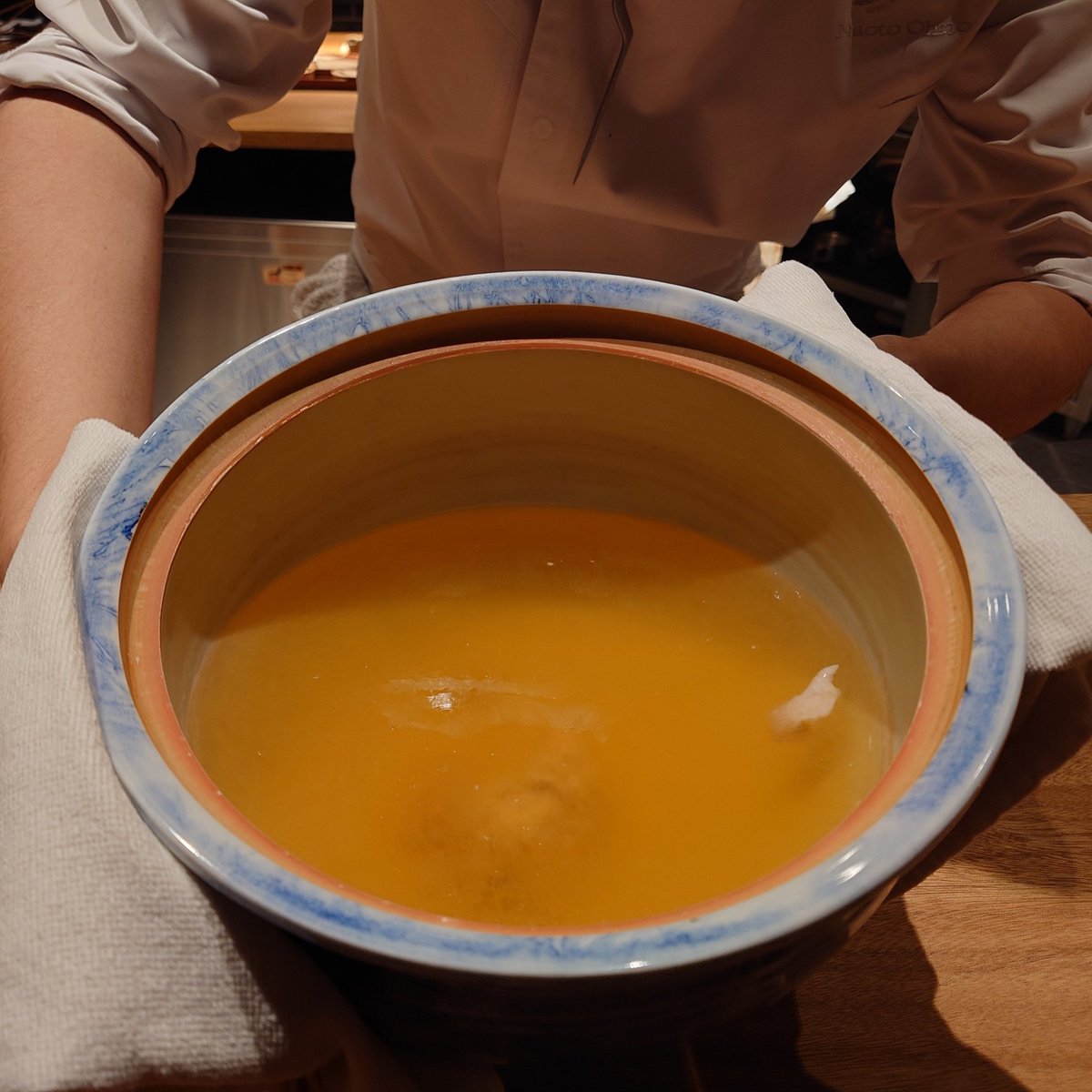 freedonian's tweet photo. 三日目の夕食。
42か国を旅し、7か国の名店で活躍したシェフとイマジネーションを分かち合いにやってきた。

先ずはコンソメ。佛跳墻の様な蒸しスープで、仕上げにシェリー酒、それも蔵出しのパロコルタド。アトマイザーからの香りがゲストにもふわり。
これでテンションが上がらない人、います？ https://t.co/ZpUsczJWQf