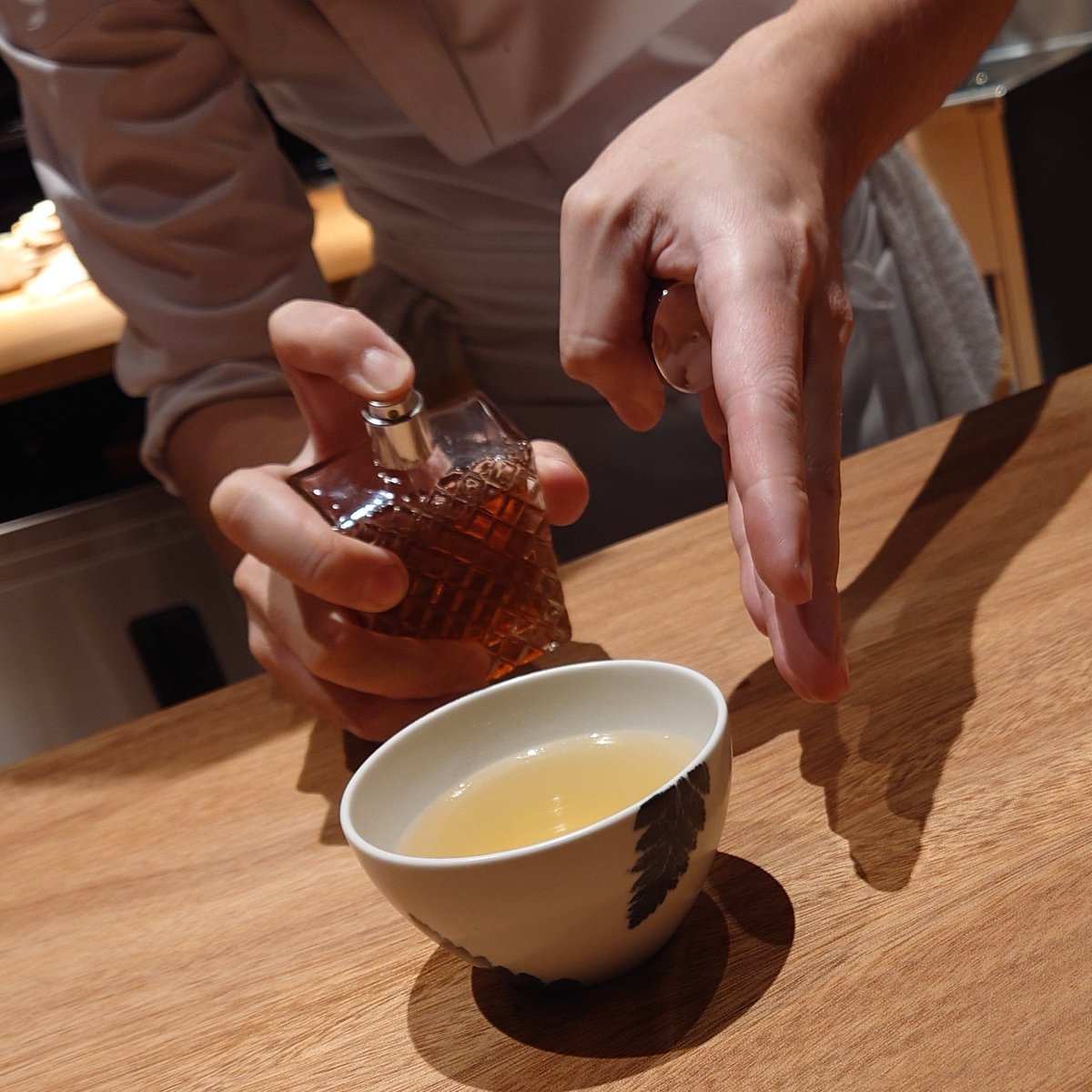 freedonian's tweet photo. 三日目の夕食。
42か国を旅し、7か国の名店で活躍したシェフとイマジネーションを分かち合いにやってきた。

先ずはコンソメ。佛跳墻の様な蒸しスープで、仕上げにシェリー酒、それも蔵出しのパロコルタド。アトマイザーからの香りがゲストにもふわり。
これでテンションが上がらない人、います？ https://t.co/ZpUsczJWQf