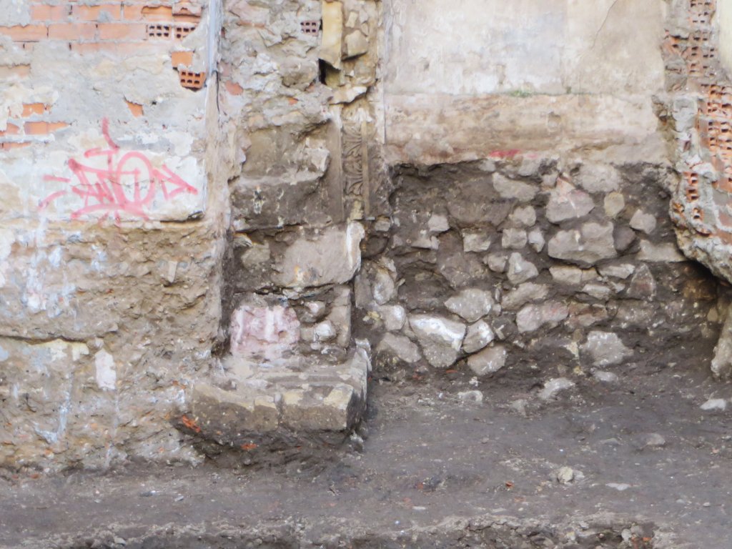 ACDPatrimonio's tweet photo. Nuevos hallazgos arqueológicos ponen de relevancia el interés del subsuelo del Teso de las Catedrales a la hora de conocer el pasado de la ciudad, los edificios que en ella hubo, la trama urbana, los pequeños restos que olvidaron nuestros antepasados y las piezas que reutilizaron https://t.co/gjRy8SDq2D