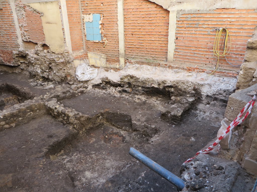 ACDPatrimonio's tweet photo. Nuevos hallazgos arqueológicos ponen de relevancia el interés del subsuelo del Teso de las Catedrales a la hora de conocer el pasado de la ciudad, los edificios que en ella hubo, la trama urbana, los pequeños restos que olvidaron nuestros antepasados y las piezas que reutilizaron https://t.co/gjRy8SDq2D