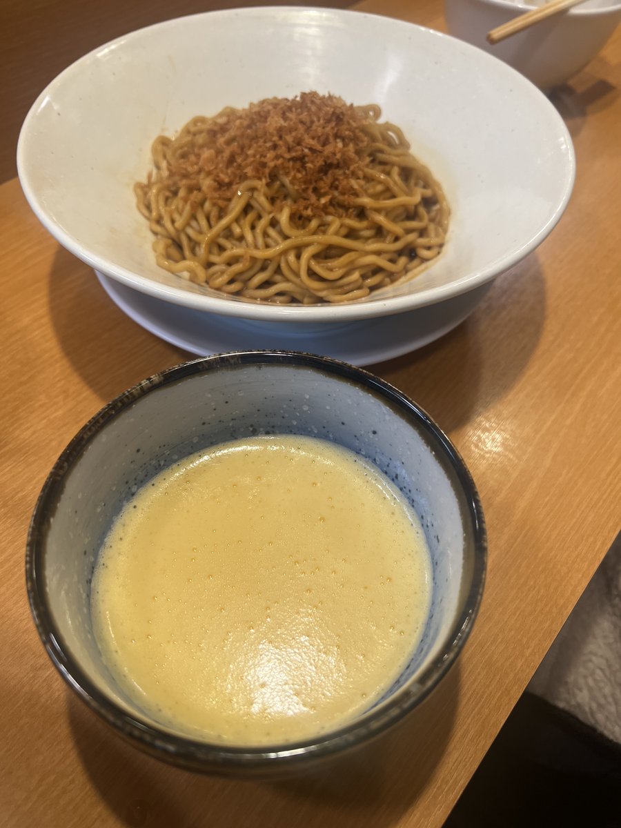 NextAlive's tweet photo. 12月19日プレオープンの初代RIZINフェザー級王者の斎藤裕選手のラーメン屋「麺ZINさいとう」で、一足先にラーメンいただきました🍜
看板メニューの「和牛白湯タンメン」、想像を超えてめちゃくちゃ美味しかった！
個人的には開発中の「和牛ませそば」も中毒性があってはまったので、オープン後にまた食べに行きたいです☺️

ラーメン激戦区の秋葉原に旋風を巻き起こすと思います！！
クラウドファンディングも開催中なので、皆さん是非！

https://t.co/xs25EVQxw8
https://t.co/2mirhyeI4K
https://t.co/kPQRnhhQdl

#斎藤裕
#麺ZINさいとう
#秋葉原 
#ラーメン 
#2段階