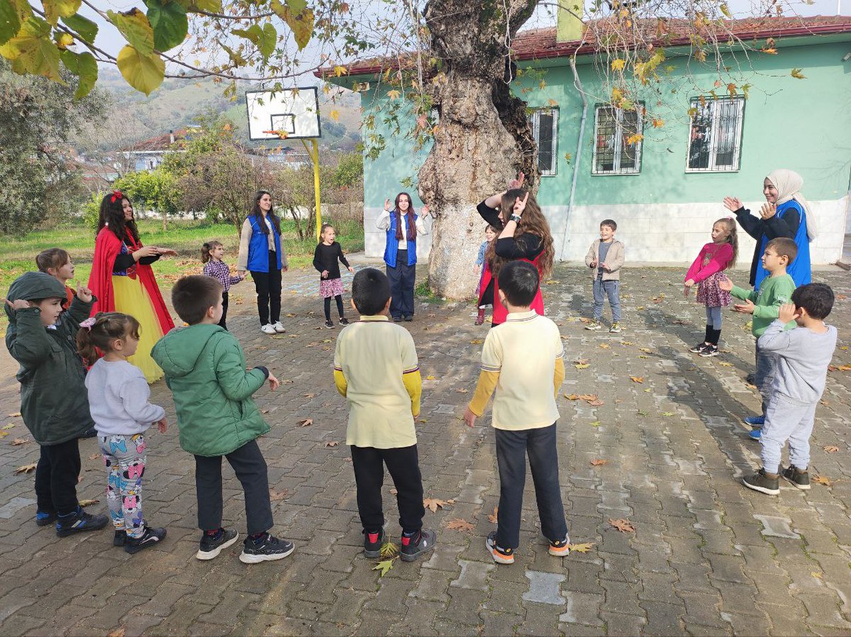 GSB_AydinGM's tweet photo. Umurlu Kuyucular İlkokulunu Tutum, Yatırım ve Türk Malları Haftası kapsamında ziyaret ettik. 

Akıl zeka, parkur oyunları oynayıp, yüz boyası etkinlikleriyle eğlenceli anlar geçirdik. #YerliMalı #GSBHepYanında #GSB  #GençlikMerkezleri https://t.co/8PpYQxfC3g