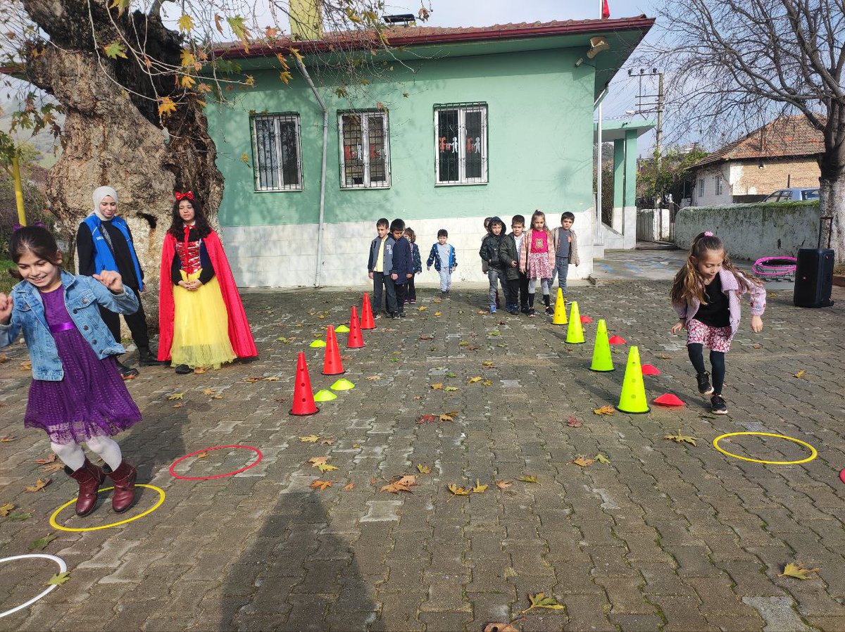 GSB_AydinGM's tweet photo. Umurlu Kuyucular İlkokulunu Tutum, Yatırım ve Türk Malları Haftası kapsamında ziyaret ettik. 

Akıl zeka, parkur oyunları oynayıp, yüz boyası etkinlikleriyle eğlenceli anlar geçirdik. #YerliMalı #GSBHepYanında #GSB  #GençlikMerkezleri https://t.co/8PpYQxfC3g