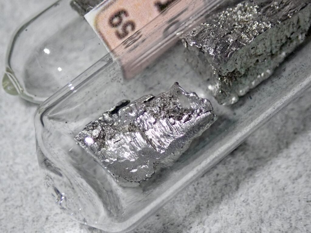 🌍🔋Rare earth elements power tech like EVs &amp; smartphones, but their scarcity is fueling geopolitical tensions &amp; environmental risks.

Learn more in this <a href="/OratoWorld/">Orato World Media</a> article: tinyurl.com/samyveritas01
What’s your take on critical resources?

#RareEarths #Sustainability #Geopolitics