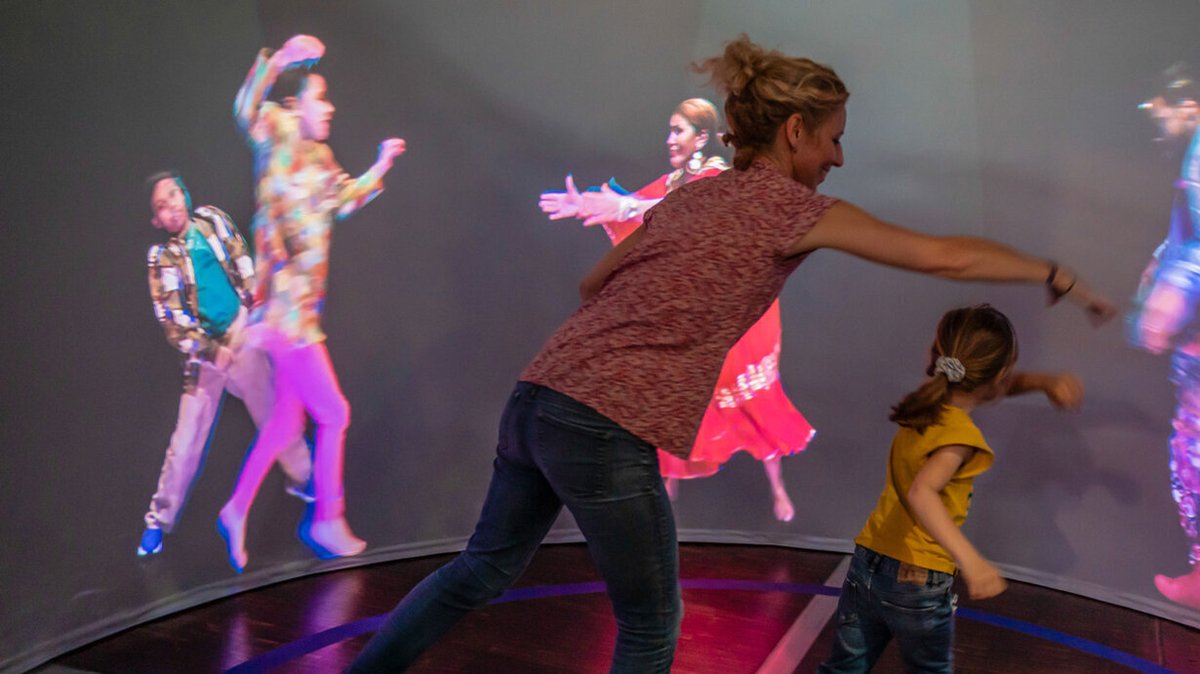 parisparisfr's tweet photo. #EnFamille (enfants +4 ans). Jusqu'au 28 juin 2026, #Danser, l'exposition de la @citedessciences, vous invite à une expérience collective, joyeuse et créative autour de la danse.
▪️Du 26 au 31 déc., à 14h et à 16h, la compagnie #Underclouds présente #Inertie, le spectacle qui allie le cirque, la sculpture où l'équilibre devient art (en accès libre avec le billet de l'exposition).
▪️https://t.co/16FIcEAqES