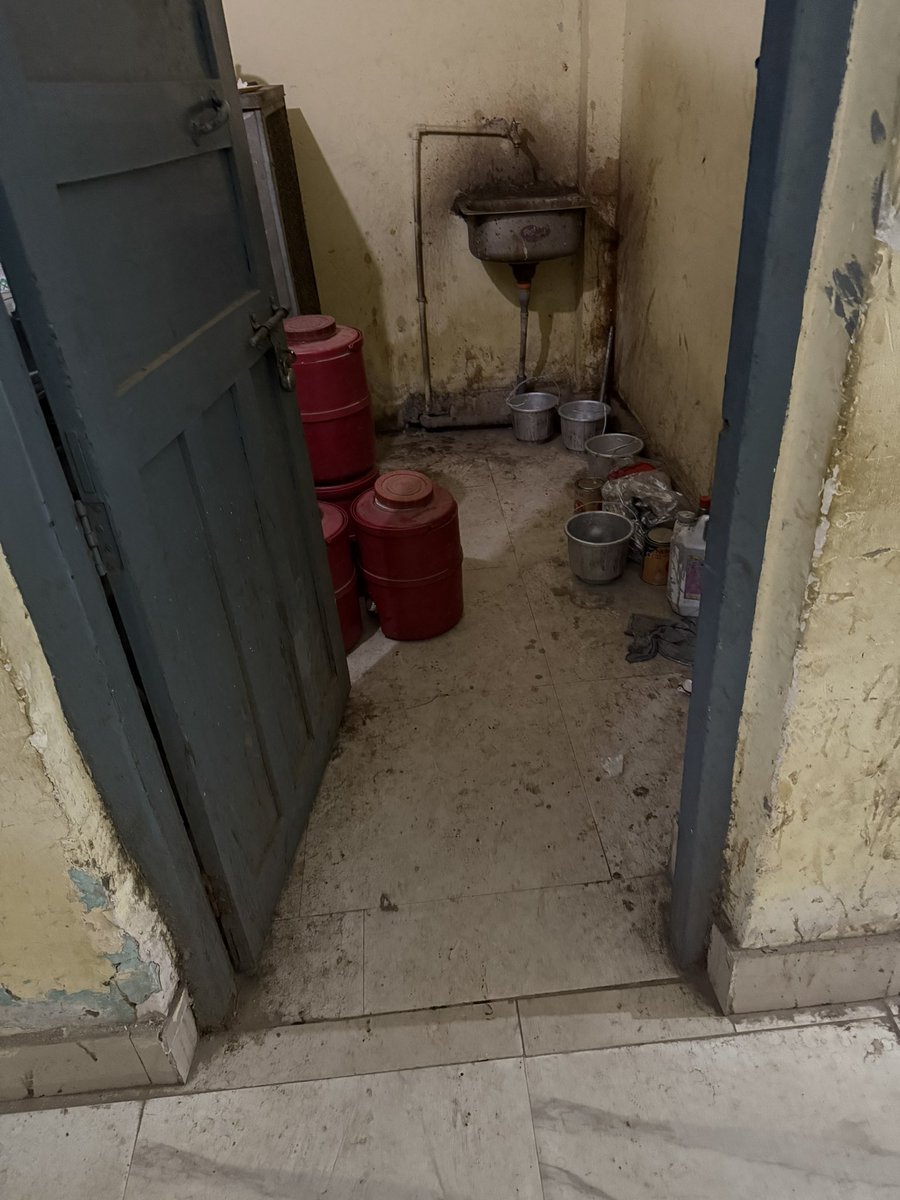 atulagrawal's tweet photo. Some random pics of a Sirkari office in Prayagraj

@DM_PRAYAGRAJ Not sure who owns the responsibility but tagging you in a hope to get this post some visibility https://t.co/o5WQiNTGFO