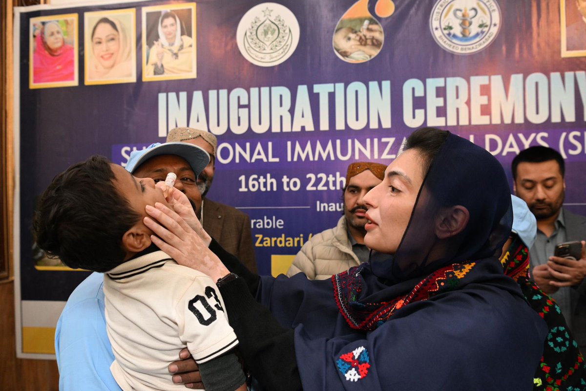 Majid_PSF's tweet photo. First Lady &amp; MNA BiBi @AseefaBZ along with President Women wing, MPA @FaryalTalpurPK, inaugurates Anti-Polio campaign(16-22 December), in Nawabshah. She administered polio drops to little children. https://t.co/XiqKYi7Jhh