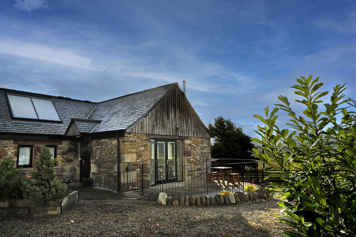 premiercottages's tweet photo. Set amongst the dramatic scenery of the Scottish Highlands, Gask House is a stunning dog-friendly retreat, sleeping 2 &amp; 4 guests across two cottages. Find out more: https://t.co/6o3UMcJXGM https://t.co/9WA91IHUD0