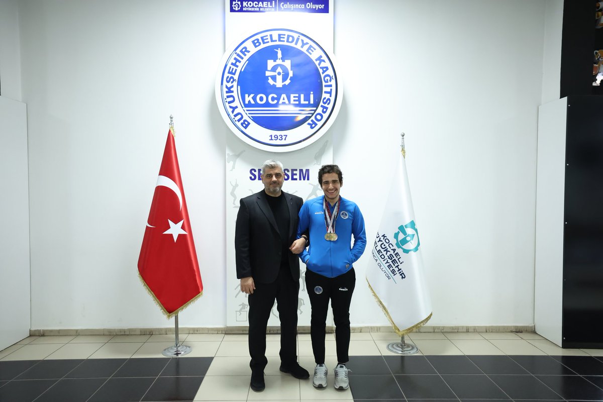 kagitspor's tweet photo. Antalya’da yapılan özel sporcular Türkiye yüzme Şampiyonasında 800 metre serbest yüzme katagorisinde  Şampiyon olan sporcumuz Abdülkerim Bugrahan Çetin'i kulüp başkanımız ve yöneticilerimiz tebrik etti. https://t.co/cJpJWTSjak