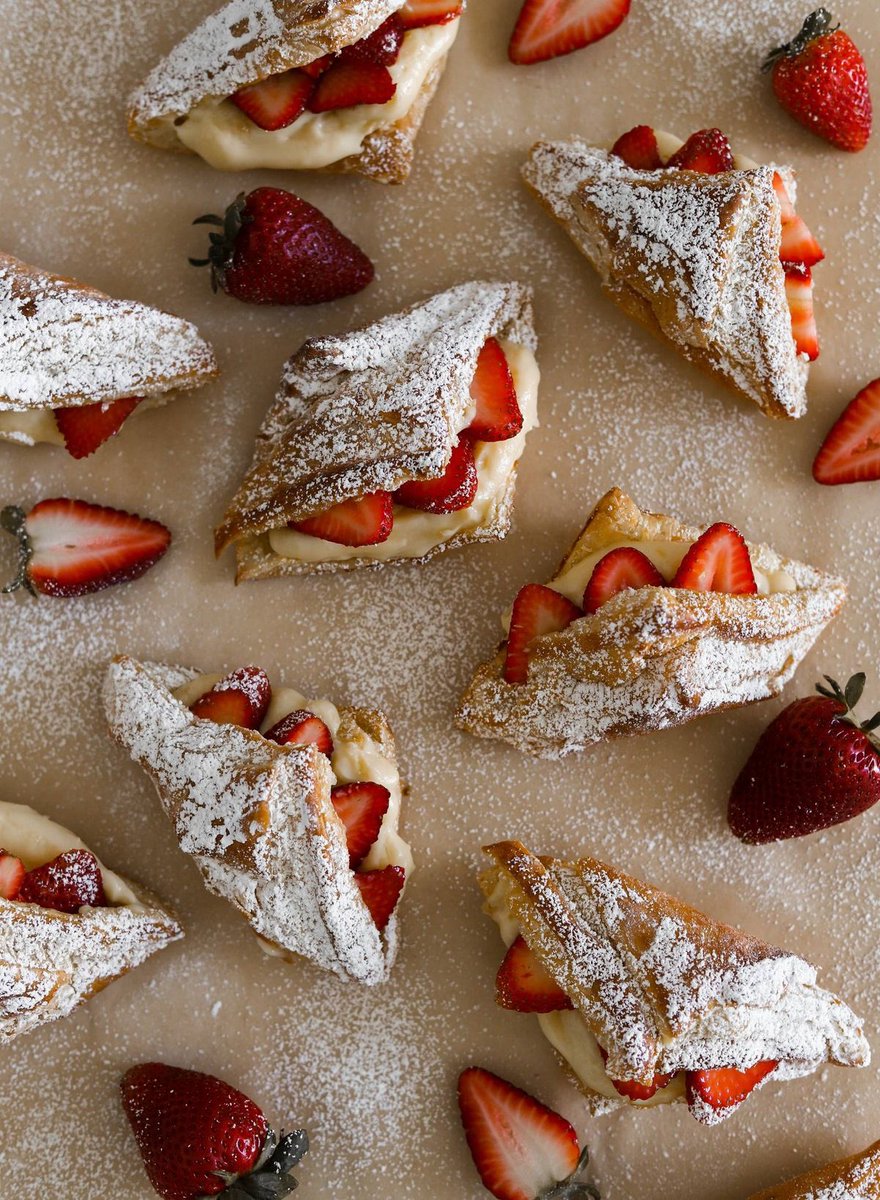 heart_jpg's tweet photo. strawberry filled croissants 🥐🍓 https://t.co/AQN0Syi3Eh