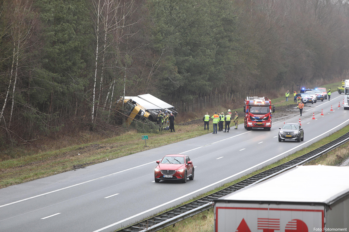 Vrachtwagen gekanteld langs A1