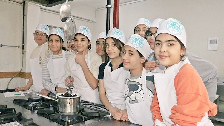 hurriyet.com.tr: "Milli Eğitim Bakanlığı tarafından açılan zanaat atölyelerinde öğrencilere geleceğe dönük temel beceriler kazandırılıyor.

Bu atölyelerden biri de gastronomi alanında Diyarbakır’ın Kayapınar ilçesinde açıldı."

hurriyet.com.tr/egitim/zanaat-…