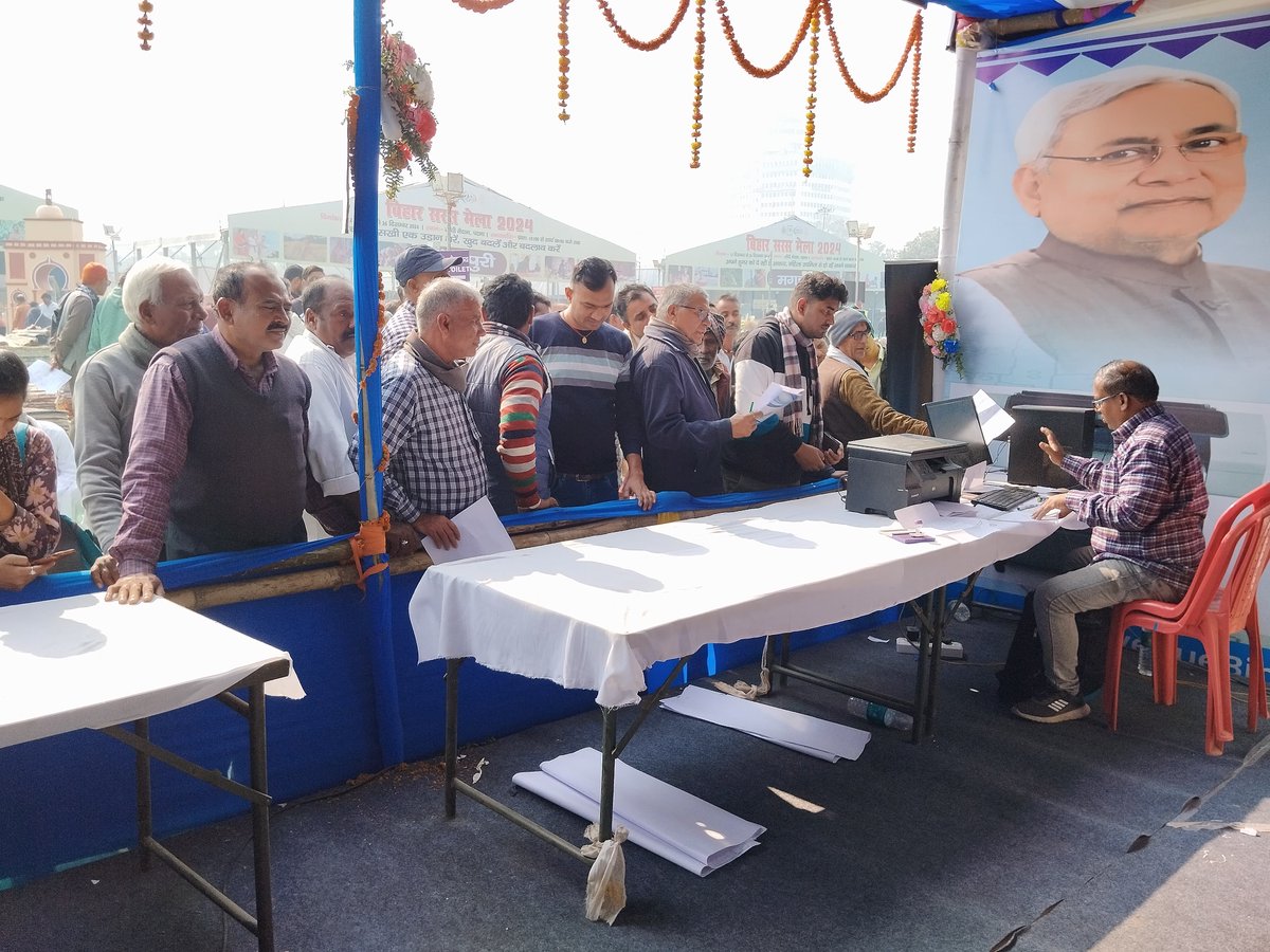BiharRevenue's tweet photo. पटना के गांधी मैदान में चल रहे बिहार सरस मेला में राजस्व एवं भूमि सुधार विभाग के स्टॉल पर ऑनलाइन सेवाओं का लाभ लेने के लिए कतारबद्ध लोग।
@DilipJaiswalBJP
#BiharRevenueLandReformsDept
#land
#revenue https://t.co/BrsJVy1GK0