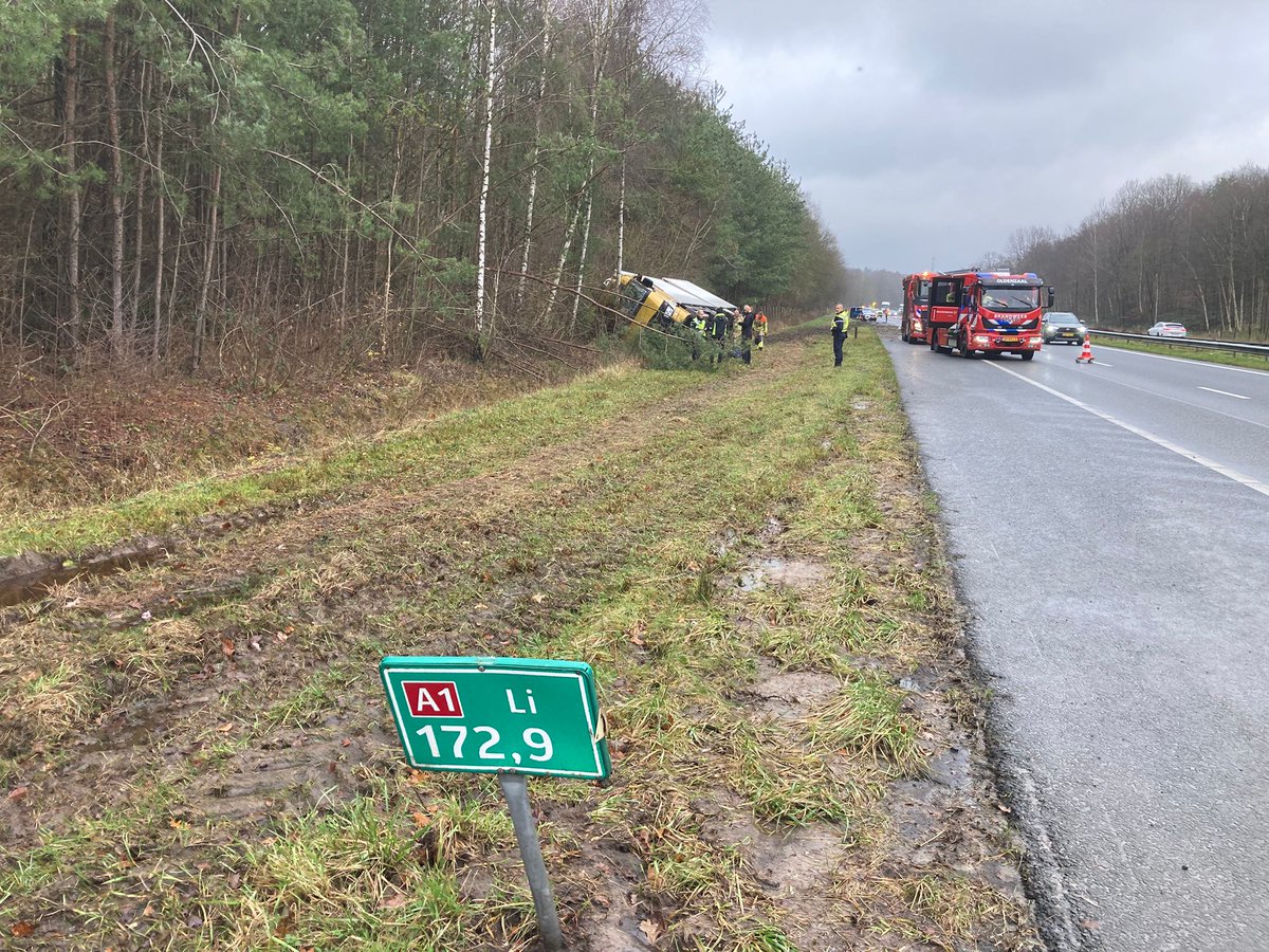 Vrachtwagen in greppel op A1 bij Oldenzaal