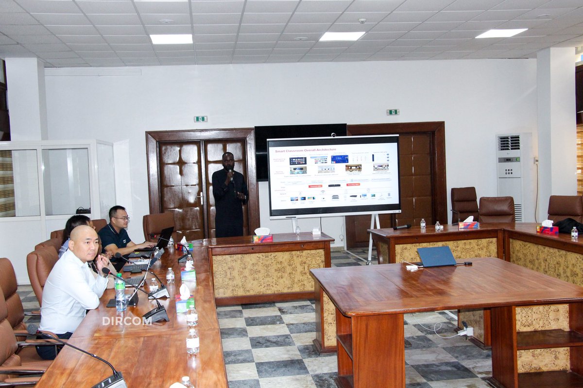 UCAD_Senegal's tweet photo. Participation des équipes #DAP, #DISI, #ISFAD et des 5 grandes facultés #FMPO, #FASEG, #FLSH, #FSJP @FstUcad 

Facilite l'accès aux contenus pédagogiques à distance &amp; permet aux étudiants, 
enseignants et professionnels de suivre les cours en direct
#initiative @Praminataniang https://t.co/CN3CfOokfw
