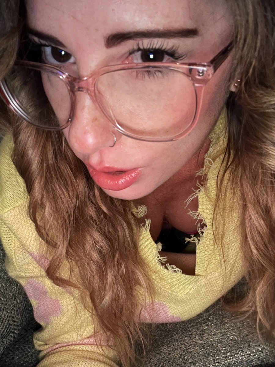 SlowBumzy's tweet photo. To game or to sleep ๐ค๐คช๐
#nightowl #gamergirl #twitch #twitchstreamer #streamer #gamer #gaming #latenightgamimg #whatissleep #hi #glasses #sleepygirl #linkinbio https://t.co/pU7AUaOWA2