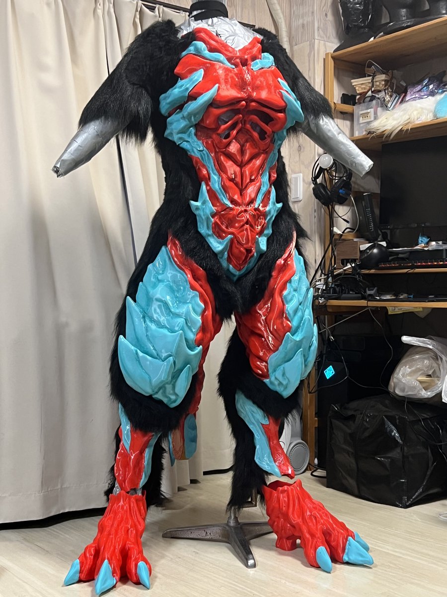 一方、ボディの方は毛刈りが終わりました

Fur trimming is now complete.

#fursuitwip