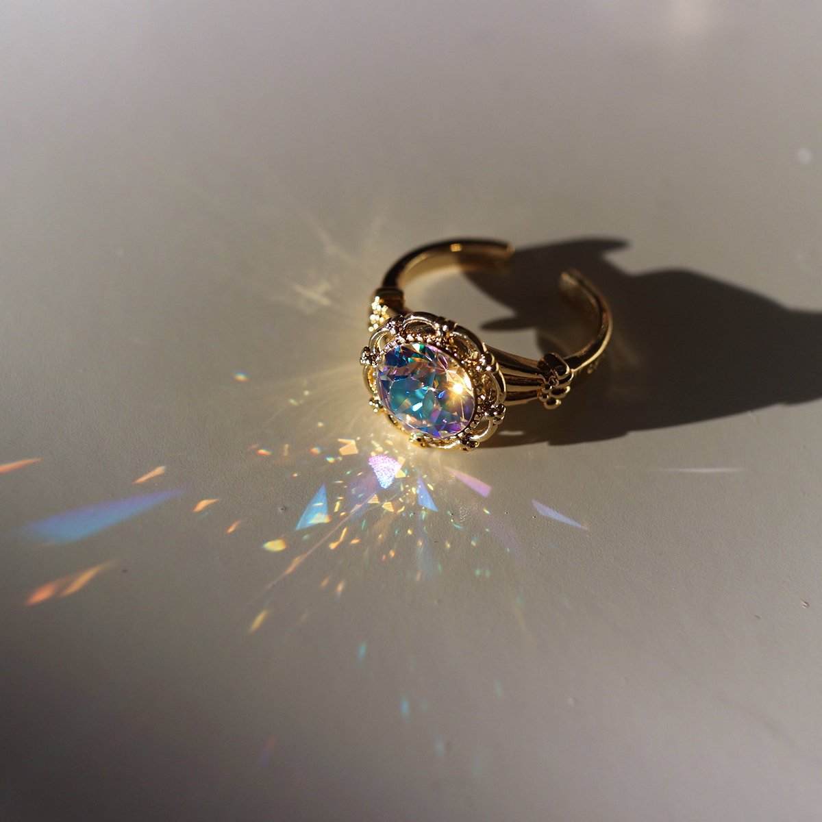 palpitation03's tweet photo. #今年も残りわずかなので今年一番伸びた写真を貼る

光をうけて色とりどりの影ができている
魔法アイテムみたいな指輪💎✨

海外の方にもたくさん見てもらって、とても嬉しかった＊ https://t.co/nQf9cVb0vx