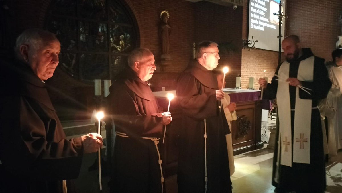 🕯️La luz de la Paz de Belén ya están en los hogares de la diócesis: Los franciscanos de la Parroquia San Pedro Bautista de #Alcorcón han celebrado un encuentro para compartirla. Han participado cientos de niños y jóvenes. Otras parroquias de la diócesis también han recibido la