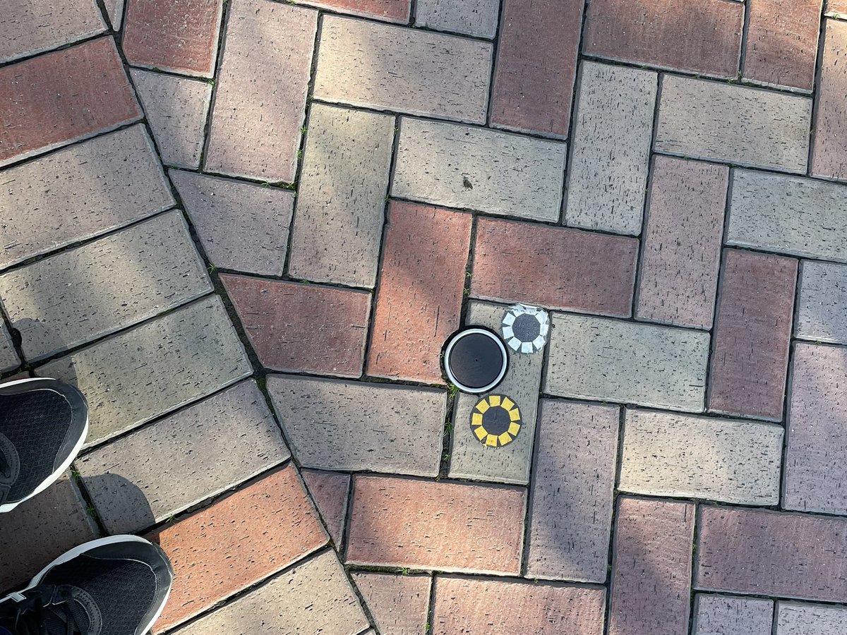 Dad_McFly's tweet photo. ディズニーランド混みそうだったので、長い待ち時間を飽きずに過ごすために作った企画「園内で隠れミッキー見つけないと『買ってもらえま10』」。
子供らがかなりハイペースで見つけだして、このままだと土産も全部私が買うことになると焦ったが、日没で見つけにくくなったおかげで、結果10個。 https://t.co/2T1e6XrVbX