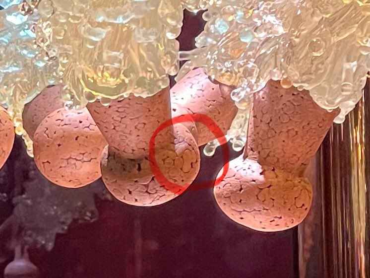 ディズニーランド混みそうだったので、長い待ち時間を飽きずに過ごすために作った企画「園内で隠れミッキー見つけないと『買ってもらえま10』」。
子供らがかなりハイペースで見つけだして、このままだと土産も全部私が買うことになると焦ったが、日没で見つけにくくなったおかげで、結果10個。