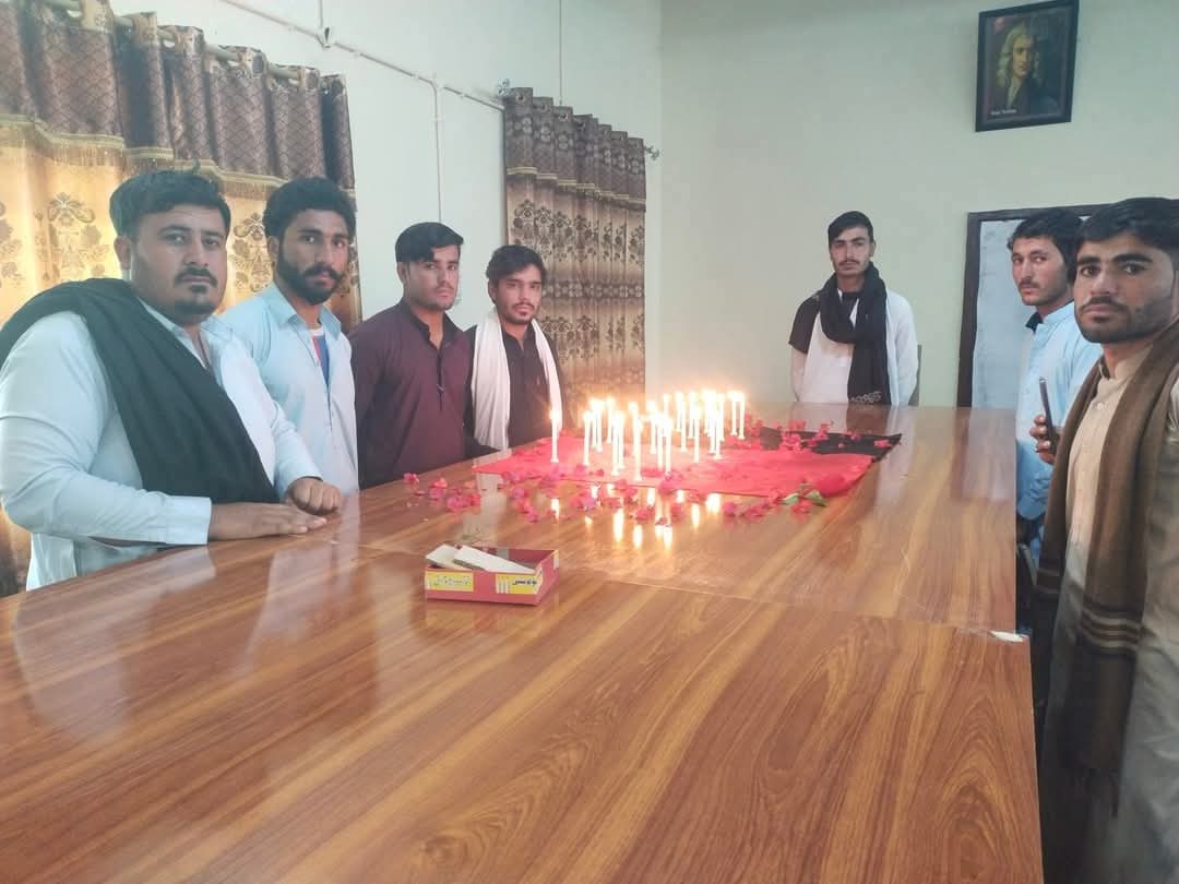 NSM_official1's tweet photo. نیشنل سٹوڈنٹس موومنٹ ہرنائی ڈگری کالج کے زیر اہتمام اے پی ایس شہداء کی دسویں برسی کے موقع پر ان کی یاد میں شمعیں روشن کیے  گے جس میں این ایس ایم ہرنائی ڈگری کالج کے تمام ساتھیوں نے شرکت کی۔ 

تاریخ : 16 دسمبر 2024ء https://t.co/bJFaEAxB8x