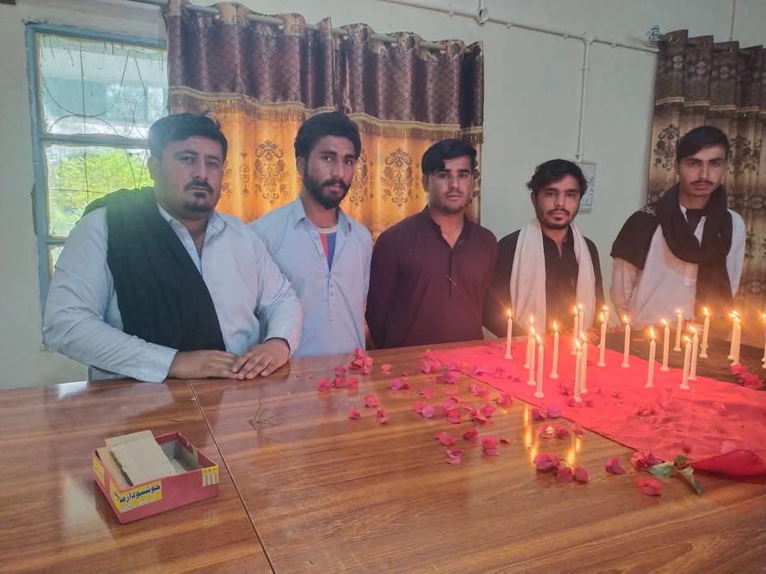 NSM_official1's tweet photo. نیشنل سٹوڈنٹس موومنٹ ہرنائی ڈگری کالج کے زیر اہتمام اے پی ایس شہداء کی دسویں برسی کے موقع پر ان کی یاد میں شمعیں روشن کیے  گے جس میں این ایس ایم ہرنائی ڈگری کالج کے تمام ساتھیوں نے شرکت کی۔ 

تاریخ : 16 دسمبر 2024ء https://t.co/bJFaEAxB8x