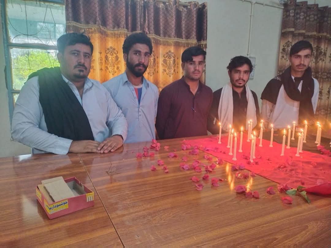 NSM_official1's tweet photo. نیشنل سٹوڈنٹس موومنٹ ہرنائی ڈگری کالج کے زیر اہتمام اے پی ایس شہداء کی دسویں برسی کے موقع پر ان کی یاد میں شمعیں روشن کیے  گے جس میں این ایس ایم ہرنائی ڈگری کالج کے تمام ساتھیوں نے شرکت کی۔ 

تاریخ : 16 دسمبر 2024ء https://t.co/bJFaEAxB8x