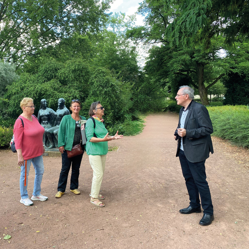 RohnstockBio's tweet photo. Kunst in Kombinaten: Im Kulturhaus #Leuna erzählte uns Experte Werner Popp, wie das ging: 10% eines Baubudgets mussten in Künstler-Aufträge fließen. Nach dem Vortrag spazierten wir durch den Plastik-Park – 1962 von den Leuna Werken finanziert. Mehr dazu: https://t.co/iUbsjntAp2 https://t.co/4s0jASLMll