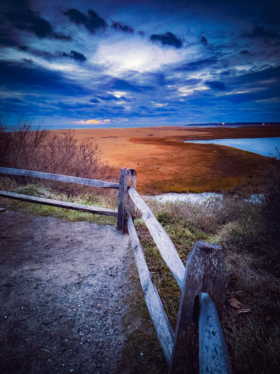 dariusaniunas's tweet photo. Monday: a reminder that the weekend's promises are over, and reality hits hard.
#MondayReality
Todayโs sunrise from Coast Guard beach, Eastham, #capecod #Massachusetts https://t.co/VtTJxEUKlT