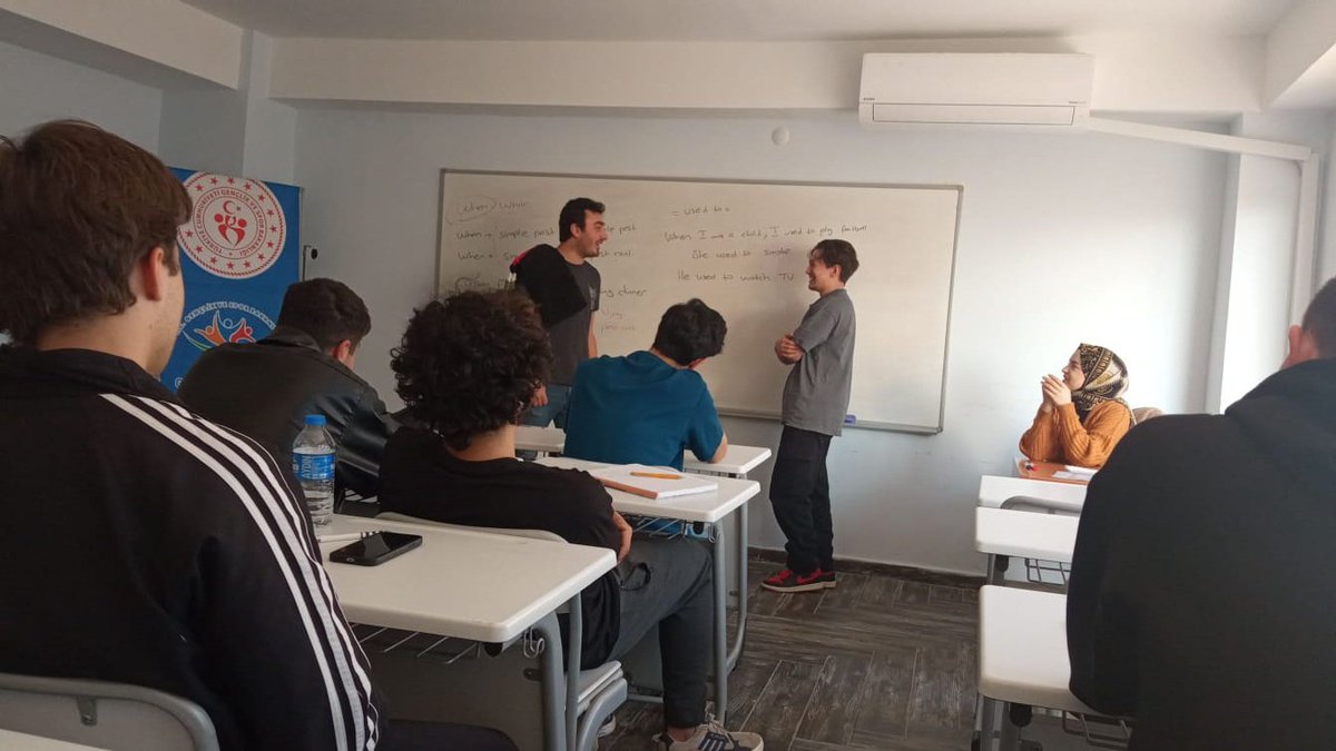 GSB_AydinGM's tweet photo. ADÜ Genç Ofisimizde Aydın Adnan Menderes Üniversitesi öğrencilerine yönelik İngilizce eğitimi devam ediyor. #GençOfis https://t.co/WITge0dMLR
