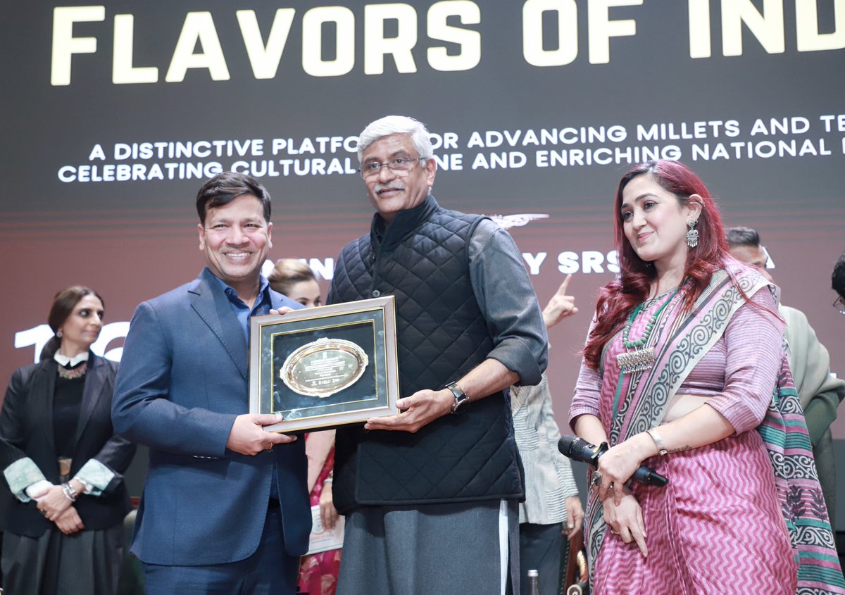 gssjodhpur's tweet photo. जैसा कि नाम से स्पष्ट है “फ्लेवर्स ऑफ़ इंडिया” भारत के अनोखे खान-पान और परिधान की विविधता का राष्ट्रीय मंच है। 

हमारी संस्कृति की एक शानदार बानगी यह भी है, जिसके बारे में देश-दुनिया को जितनी अधिक जानकारी मिलेगी उतना सभी को लाभ होगा। आज भारत मंडपम, नई दिल्ली में केन्द्रीय खाद्य प्रसंस्करण मंत्रालय के साथ केन्द्रीय वस्त्र मंत्रालय, नीति आयोग, सर्व रिथु सेवा फाउंडेशन के सहयोग के इस आयोजन में शामिल हुआ। 

उल्लेखनीय योगदान देने वाली हस्तियों का सम्मान भी किया।