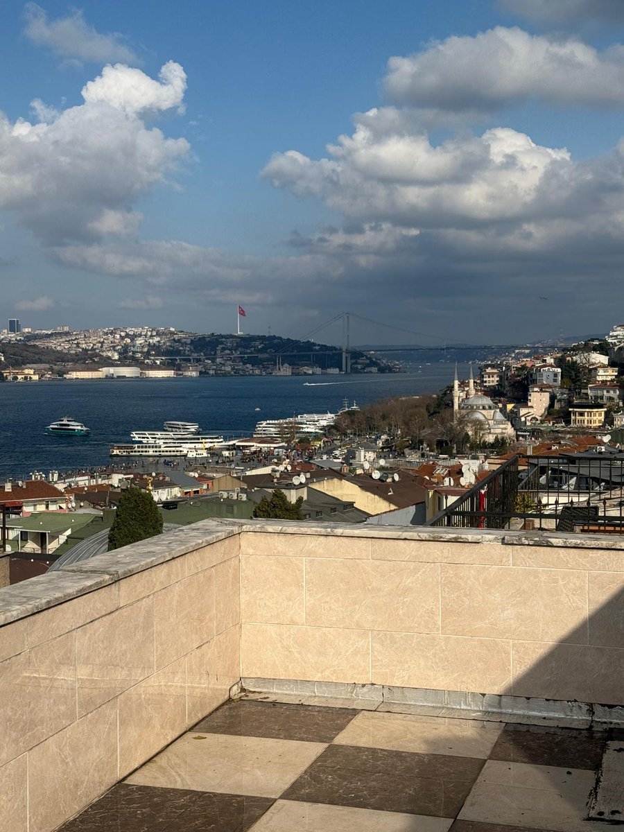 rocket_man_335's tweet photo. ÜSKÜDAR AZİZ MAHMUTTA 
220m2 BÜYÜKLÜĞÜNDE
3 ODA 2 SALONDAN OLUŞAN 
BOĞAZ MANZARALI SATILIK DUBLEKS DAİRE
DETAY VE FOTOĞRAFLAR LİNKTEDİR 👇

https://t.co/d4Kl2Og2bp https://t.co/87mR8TyVea