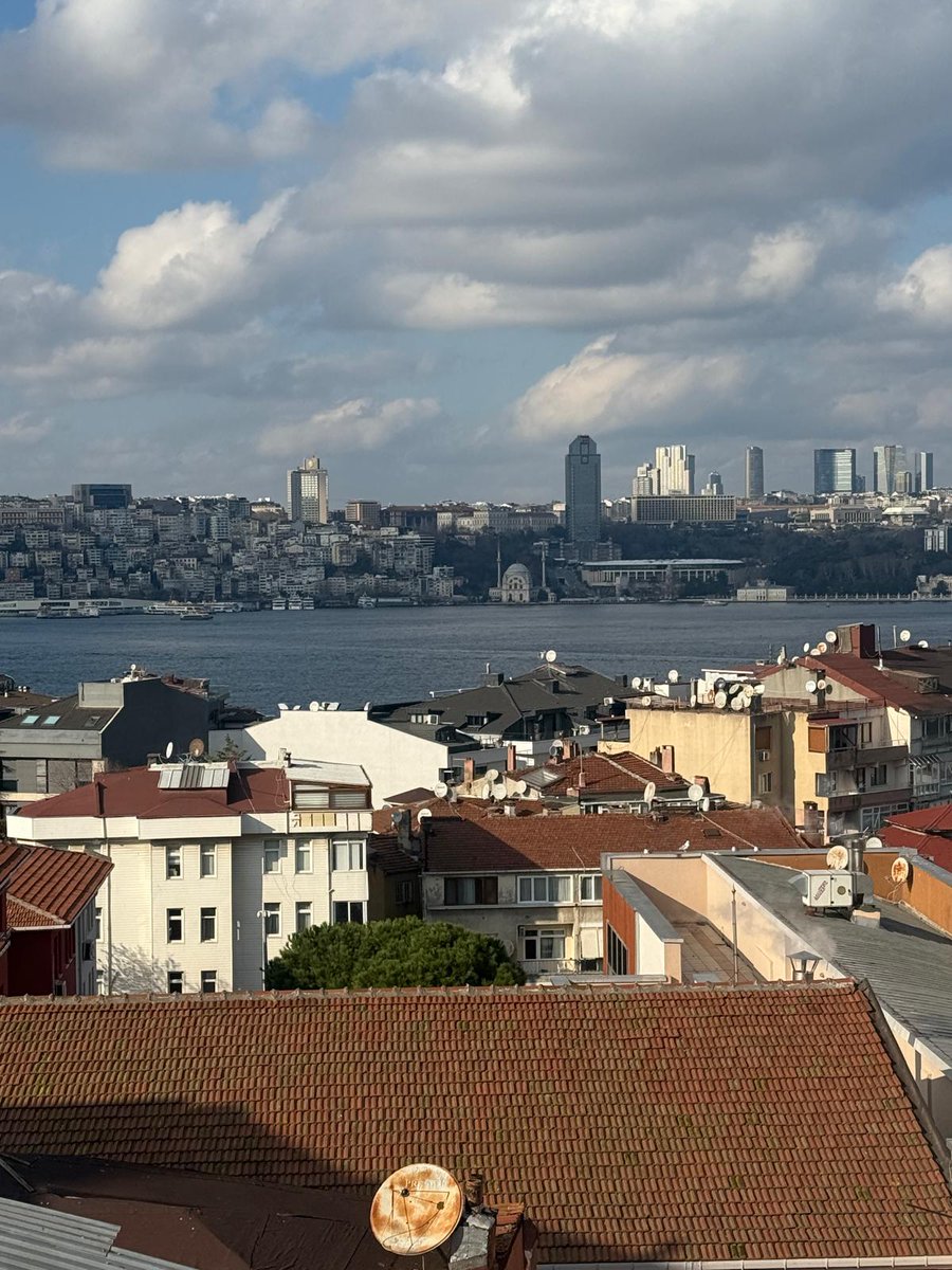 rocket_man_335's tweet photo. ÜSKÜDAR AZİZ MAHMUTTA 
220m2 BÜYÜKLÜĞÜNDE
3 ODA 2 SALONDAN OLUŞAN 
BOĞAZ MANZARALI SATILIK DUBLEKS DAİRE
DETAY VE FOTOĞRAFLAR LİNKTEDİR 👇

https://t.co/d4Kl2Og2bp https://t.co/87mR8TyVea