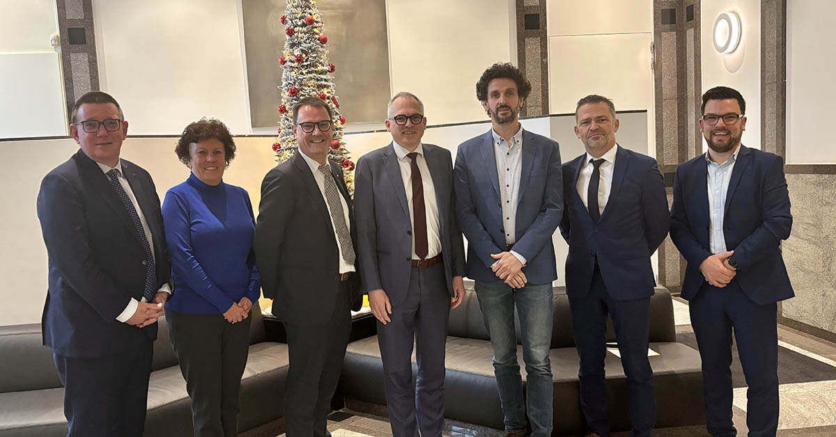 SERV (@s_e_r_v) on Twitter photo Hartelijke ontvangst bij minister-president <a href="/MDiependaele/">Matthias Diependaele</a> tijdens overlegronde van de SERV bij de ministers van de Vlaamse Regering. Constructief overleg en goede afspraken over samenwerking en sociaal overleg de komende legislatuur. #overlegwerkt #sterkdooroverleg Hartelijke ontvangst bij minister-president <a href="/MDiependaele/">Matthias Diependaele</a> tijdens overlegronde van de SERV bij de ministers van de Vlaamse Regering. Constructief overleg en goede afspraken over samenwerking en sociaal overleg de komende legislatuur. #overlegwerkt #sterkdooroverleg