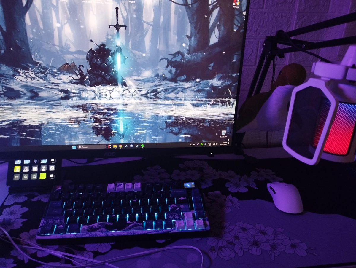 this_is_midooo's tweet image. Retired my Razer Naga mouse for the Hitscan Hyperlight mouse. Feels like an end of an era 🌌 

#razer #hitscan #hyperlight