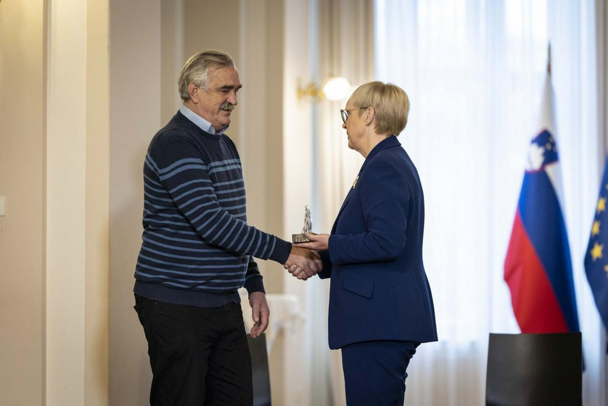Ko je <a href="/nmusar/">Nataša Pirc Musar</a> postala PR RS, je dejala, da ne bo molčala. Pričakovanja so bila visoka.

Vendar je molčala, ko so poslanci <a href="/vladaRS/">Vlada Republike Slovenije</a> prvič v zgodovini z glasovanjem odvzeli besedo poslancu opozicije in 200.000+ volivcem.

Molčala je, ko so ukinili Muzej slovenske osamosvojitve.