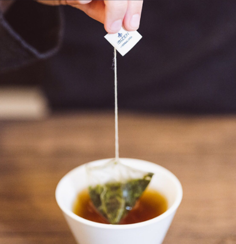 fmarimayans's tweet photo. Locurón en la búsqueda del regalo perfecto, ¿eh?🎁😵‍💫Tranquis, que en Familia Marí Mayans tenemos la solución: una infusión #IBIZEN de #Manzanilla🍵Nervios fuera, vibes on🔥Y oye, dicen que lo dejas de buscar… ¡aparece!😉¿Tú qué opinas?#familiamarimayans #gift #infusiones #ibiza https://t.co/PwFOCZIOST