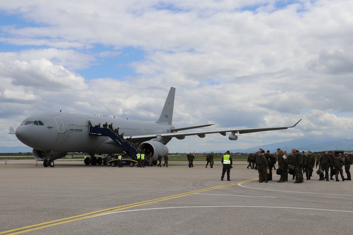 Bundeswehr im Einsatz (@bw_einsatz) on Twitter photo Ein Jahr mit vielen Herausforderungen geht zu Ende. Die #BundeswehrimEinsatz blickt zurück und teilt Impressionen aus dem Mai 2024. #eFP #UNIFIL #KFOR #NATO
<a href="/BMVg_Bundeswehr/">Verteidigungsministerium</a> <a href="/bundeswehrInfo/">Bundeswehr</a> <a href="/OFK_Bundeswehr/">Operatives Führungskommando</a> <a href="/Deutsches_Heer/">Heer</a> <a href="/Team_Luftwaffe/">Team Luftwaffe</a> <a href="/deutschemarine/">Deutsche Marine</a> Ein Jahr mit vielen Herausforderungen geht zu Ende. Die #BundeswehrimEinsatz blickt zurück und teilt Impressionen aus dem Mai 2024. #eFP #UNIFIL #KFOR #NATO
<a href="/BMVg_Bundeswehr/">Verteidigungsministerium</a> <a href="/bundeswehrInfo/">Bundeswehr</a> <a href="/OFK_Bundeswehr/">Operatives Führungskommando</a> <a href="/Deutsches_Heer/">Heer</a> <a href="/Team_Luftwaffe/">Team Luftwaffe</a> <a href="/deutschemarine/">Deutsche Marine</a>
