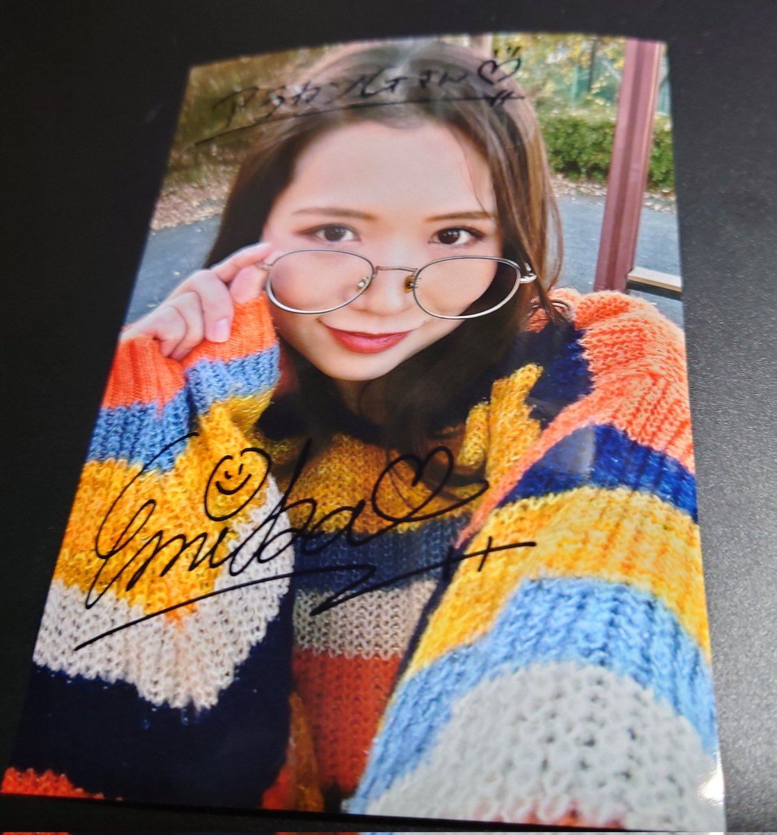shino88t0t0r088's tweet photo. 未だに特典会ってヤツは慣れないのだが…えみけろちゃんのブロマイド&ツーショ撮って…みのりせんせーとは初めてサイン付きチェキを撮れた♬
せんせー手作りお土産…着て行くの忘れた生誕Tシャツを添えて🤣
#ちきゅうのみんなにおくるうた
#ももはらみのり #みのりせんせー
#えみけろちゃん #EMIKA https://t.co/9enOz1Zgvn