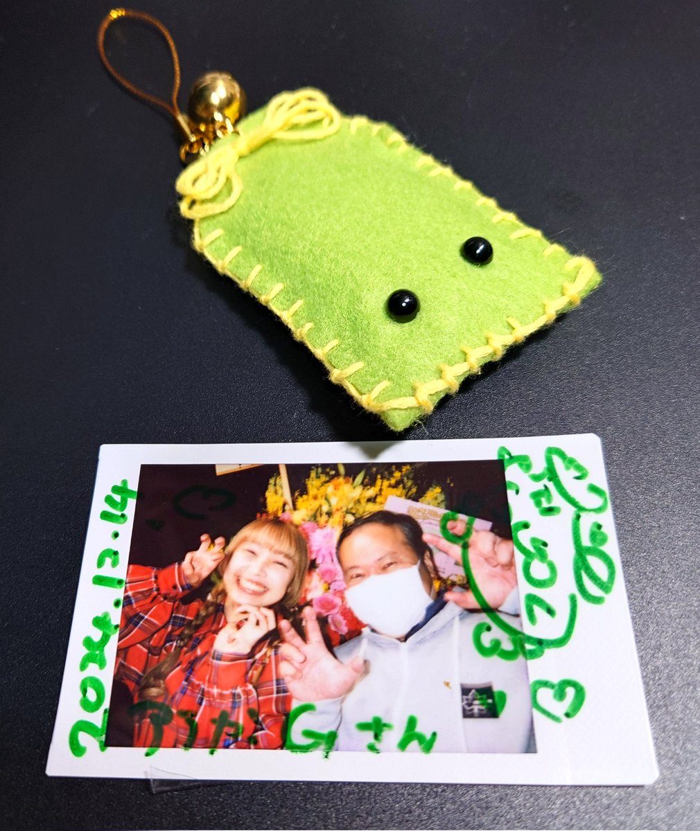 shino88t0t0r088's tweet photo. 未だに特典会ってヤツは慣れないのだが…えみけろちゃんのブロマイド&ツーショ撮って…みのりせんせーとは初めてサイン付きチェキを撮れた♬
せんせー手作りお土産…着て行くの忘れた生誕Tシャツを添えて🤣
#ちきゅうのみんなにおくるうた
#ももはらみのり #みのりせんせー
#えみけろちゃん #EMIKA https://t.co/9enOz1Zgvn