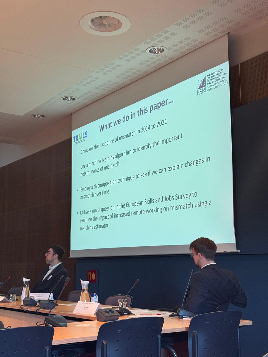 Cedefop's tweet image. 🔎 Some highlights: presentation of cutting-edge research on the impact of the #digitaltransition on #skillmismatches in EU labour markets; keynote speech from Chris Warhurst (University of Warwick); first insights from Cedefop&apos;s second European skills and jobs survey (#ESJS2).