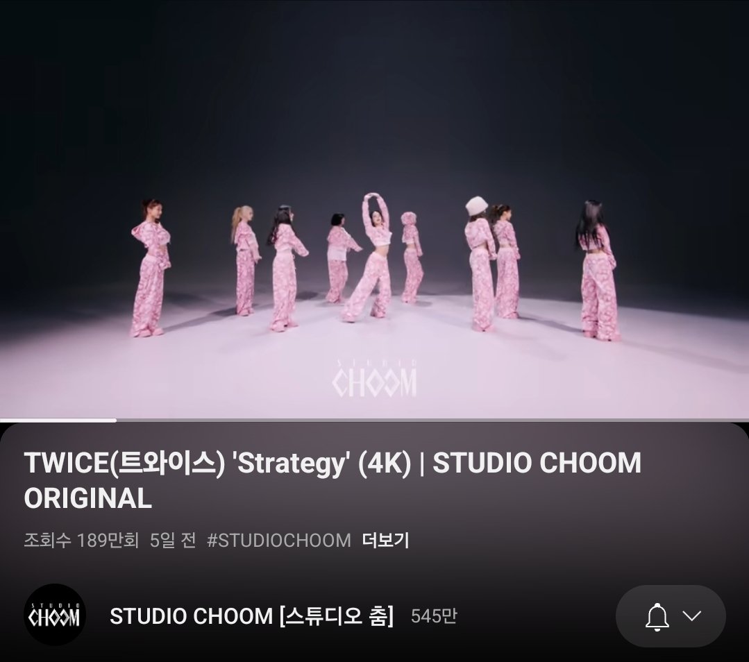 vmdhdirn's tweet photo. @M2MPD @JYPETWICE #SCORIGINAL_TWICE 조명이 확 어두워지면서 모두의 이목을 딱 집중시키주는 이 연출이 개인적으로 너무 맘에드는 장면이에요!! 이후에 바로 딱 밝아지면서 트둥이들의 미모도 쏴악 밝게 비춰주는 무대연출 최고에요 😭 https://t.co/bMRjELp8qz