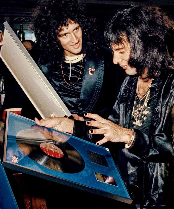 2freddiemercury's tweet photo. 💞Freddie &amp; Brian💞 https://t.co/nd7mSknBvO