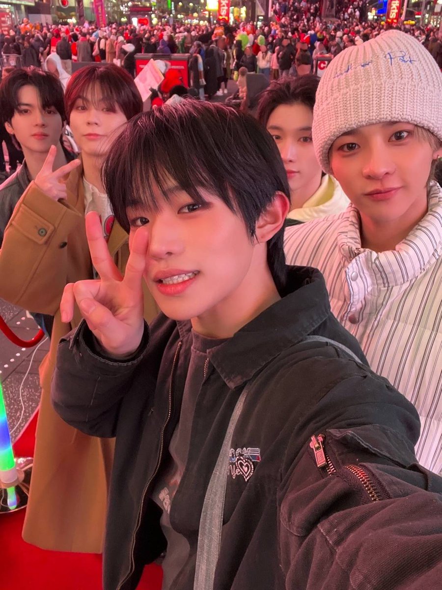POW_grid's tweet photo. [#YORCH]
POW in Times Square 🌟
See you again NYC ~!! 🗽
#POW #파우 #요치 https://t.co/WKbATognbj