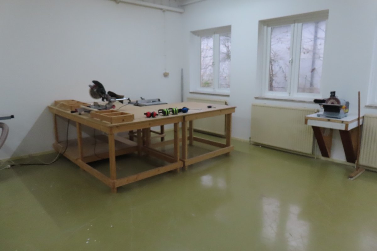 MDagbesteding's tweet photo. Nog even een leuk nieuwtje om te melden: we zijn bezig om de houtwerplaats te verhuizen naar een andere ruimte. Onze Meedia Klushut krijgt meer ruimte😎. En wat gaat er met de oude ruimte gebeuren? Dat wordt een opslag ruimte 👍. #voorbereiden #hardwerken #MeediaDagbesteding https://t.co/ZWd6o5nC8w