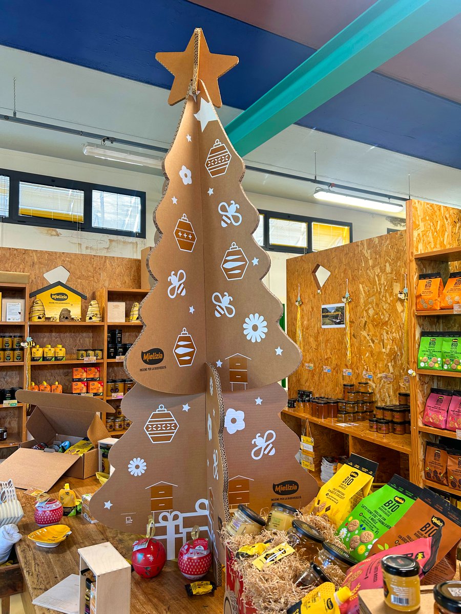 Mielizia (@mielizia_conapi) on Twitter photo I nostri alberi di #Natale sono differenti! 🎄 In collaborazione con <a href="/Rippotai_eco/">Rippotai.it</a> ne abbiamo addobbato 1 con decorazioni in cartone e allestito 1 interamente in cartone nel nostro punto vendita di Monterenzio. Il Natale diventa ancora più dolce e sostenibile con #Mielizia 🐝 I nostri alberi di #Natale sono differenti! 🎄 In collaborazione con <a href="/Rippotai_eco/">Rippotai.it</a> ne abbiamo addobbato 1 con decorazioni in cartone e allestito 1 interamente in cartone nel nostro punto vendita di Monterenzio. Il Natale diventa ancora più dolce e sostenibile con #Mielizia 🐝