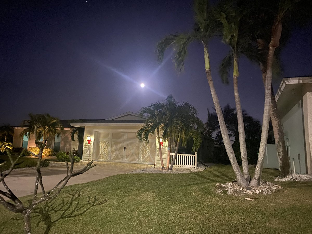 Pwack1726's tweet photo. @EdKrassen It was not the moon.  Here is the moon   It was behind me. https://t.co/3c2zKy5HeY