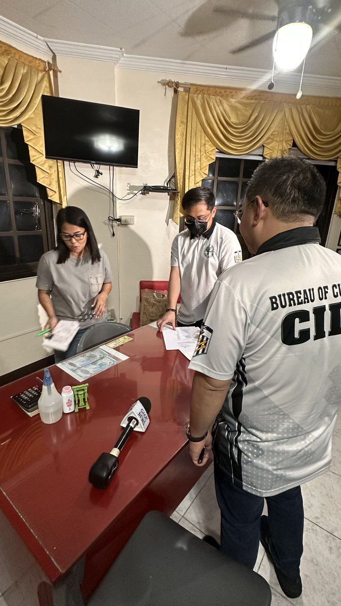 iamKatrinaSon's tweet photo. Kasalukuyang nag iinspeksyon ang mga kawani ng Bureau of Customs sa mga warehouse ng bigas sa Bocaue Bulacan para makita kung may mga smuggled na bigas na ibinebenta. Binigyan sila ng 15 na araw para magsumite ng mga kinakailangang dokumento. @gmanews https://t.co/XNGItV1aRs