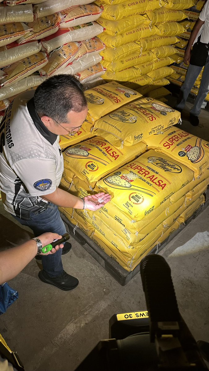 iamKatrinaSon's tweet photo. Kasalukuyang nag iinspeksyon ang mga kawani ng Bureau of Customs sa mga warehouse ng bigas sa Bocaue Bulacan para makita kung may mga smuggled na bigas na ibinebenta. Binigyan sila ng 15 na araw para magsumite ng mga kinakailangang dokumento. @gmanews https://t.co/XNGItV1aRs
